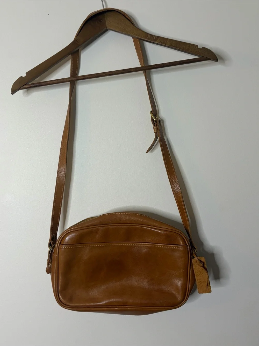 Katha Diddel Leather Shoulder Bag in Warm Chestnut Stitch Detail - Picture 4 of 8